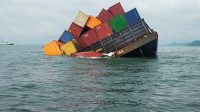 Kecelakaan Tongkang bermuatan Kontainer yang di Tarik TB Mega Daya di Koordinat 1’.10’.4 N-103’.26’.5”E