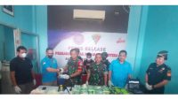 Dansatgas Pamtas Yonif 645 Gty Letkol Inf.Hudallah.,SH menyerahkan Barang Bukti dan tersangka sabu seberat 13,6 Kg kepada BNN Singkawang*