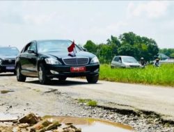Presiden Jokowi Rasakan Jalan Rusak Di Lampung, Goyang Sana Goyang Sini