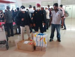 Polisi Kawal Pendistribusian Surat Suara Tambahan ke Kota Tual dan Kabupaten Malra
